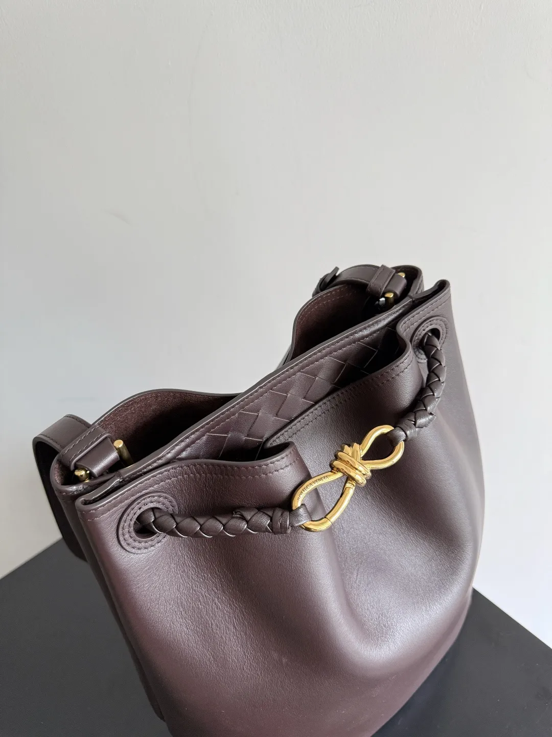 Batch 2660 BOTTEGA VENETA2025 new Andiamo bucket bag. This bag is made of silky calf leather🐂, with Intrecciato woven internal pockets, unique and eye-catching! The simple and smooth bucket bag shape is classic and versatile. Whether it is paired with a simple basic style or a fashionable personality, it can be adapted to 💯 and easily enhance the fashion sense of the overall look ~ The golden rope knot 🪢 is embellished with woven highlights and the scent of osmanthus in the wind, announcing the message of autumn✉️ When buying a bag, you must look for three things: 🎨Appearance is justice 🧵Excellent craftsmanship 👜Practice Style number: 844169 Size: 24*34*12cm
